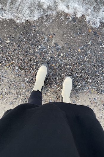 A photo from the bird's eye view, where you can see someone who is wearing the CPH1000 vitello nature and a black trousers and black sweatshirt.