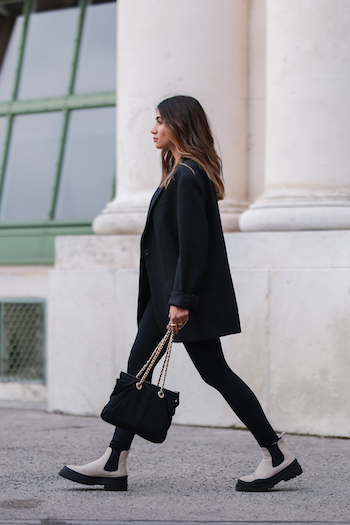 Sonia Dhillon wearing a complete black Outfit, a black blazer and a black leggings and combined it with CPH735 in vitello ecru.