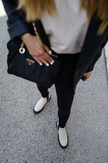 Sonia Dhillon wearing a complete black Outfit, a black blazer and a black leggings and combined it with CPH735 in vitello ecru. The photo is taken from a bird's eye view.