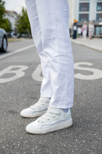 An excerpt where the focus is on the shoes and pants from @alessawinter. She wears a beautiful all-white look with matching CPH201 Leather mix white.