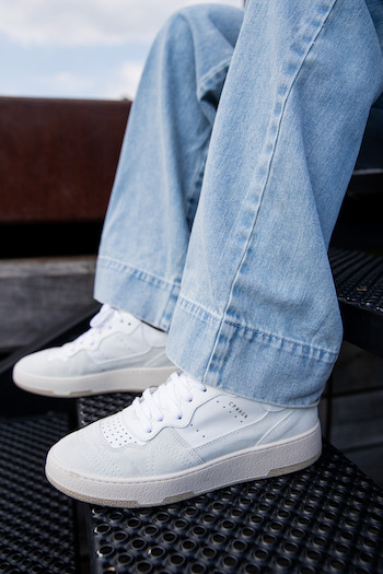 An excerpt where the focus is on the shoes and pants from @mariehindkaer. She wears a light blue denim jeans and CPH461 calf white.