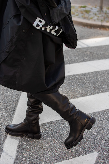 You can see a cutout from @alessawinter's outfit with the focus on her CPH551 vitello black and her raincoat with the logo Balenciaga on the back.