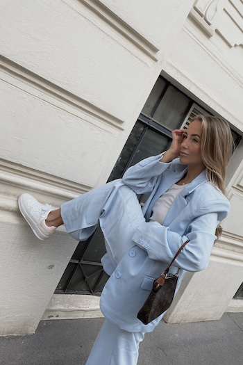 @christinabiluca is wearing a pastel blue oversized suit in combination with her CPH461 leather mix white/powder sneaker. 