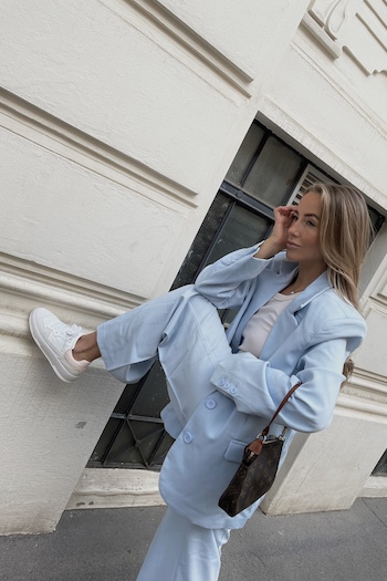 @christinabiluca is wearing a pastel blue oversized suit in combination with her CPH461 leather mix white/powder sneaker.
