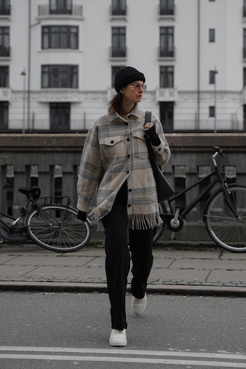 @whaelse chose a casual look to her CPH461 leather mix white/butter. She wears a jacket with fringes, a black denim jeans, a black beanie and CPH Bag 1 in vitello black.