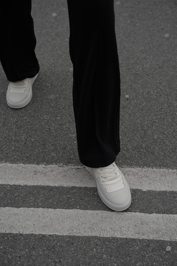 You can see a detail shot from @whaelse's CPH461 leather mix white/butter, while she is standing on a crosswalk. She combined a black denim jeans to her sneaker.