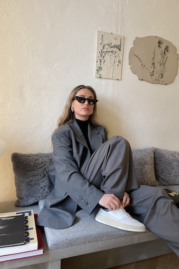 @oliviafaeh is wearing her CPH461 leather mix white/black in combination with a grey oversized suit and black statement sunglasses.