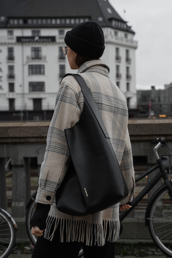 @whaelse chose a casual look to her CPH461 leather mix white/butter. She wears a jacket with fringes, a black denim jeans, a black beanie and CPH Bag 1 in vitello black.