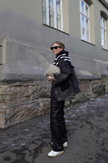 @tineandreaa styles her CPH475 vitello white in a cool layering black and white look. She wears a oversized denim jacket and a striped jumper over the shoulders.