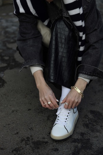 @tineandreaa styles her CPH475 vitello white in a cool layering black and white look. She wears a oversized denim jacket and a striped jumper over the shoulders.