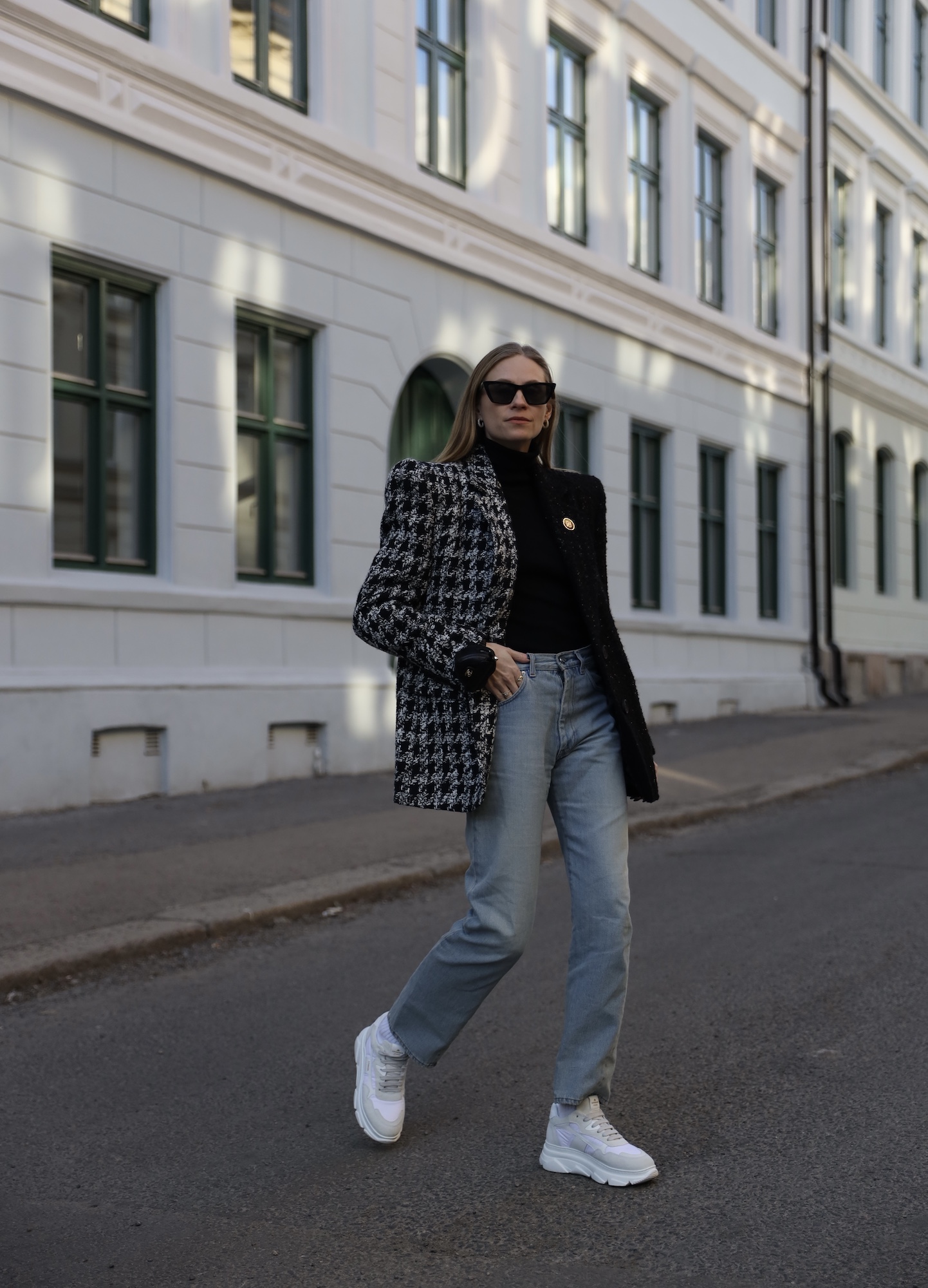 @tineandreaa styled her CPH51 material mix white with a pair of simple straight jeans and a black turtleneck. She paired it with a bold oversized blazer with an elegant houndstooth pattern.