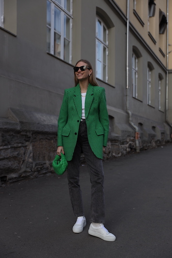 @tineandreaa goes for simple black and white look and combined it with a blazer and bag in the trend color green.