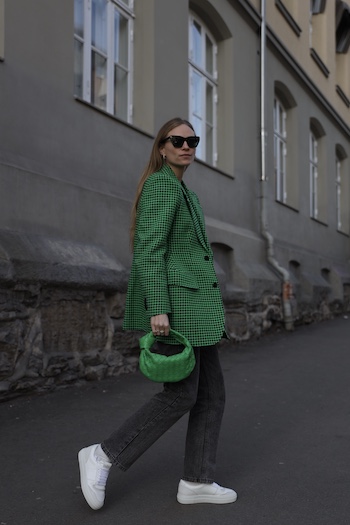 @tineandreaa goes for a simple black and white look and combined it with a blazer and bag in the trend color green.