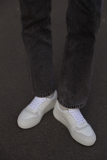 @tineandreaa wears a black denim jeans in combination with her CPH689 leather mix white.