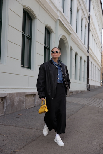 @tineandreaa wears her CPH775 vitello white in combination with a black maxi skirt, a denim shirt and a oversized bomber jacket. As a eye-catcher she wears a yellow bag.
