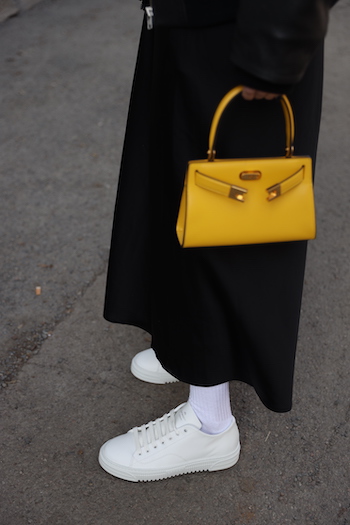 @tineandreaa wears her CPH775 vitello white in combination with a black maxi skirt and white tennis socks. As a eye-catcher she wears a yellow bag.