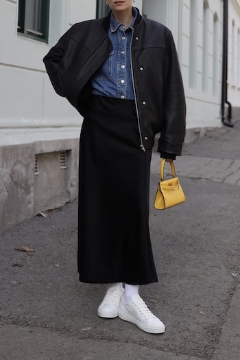 @tineandreaa wears her CPH775 vitello white in combination with a black maxi skirt, a denim shirt and a oversized bomber jacket. As a eye-catcher she wears a yellow bag.