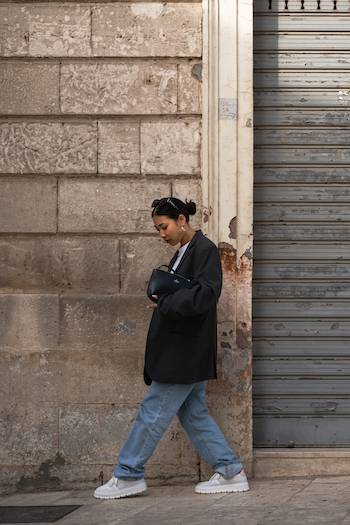 Shooting from the THOC. Papayalovin is wearing the new CPH332 in light rose. She is standing infront of a wall. She wears a straight jeans and an oversized Blazer.