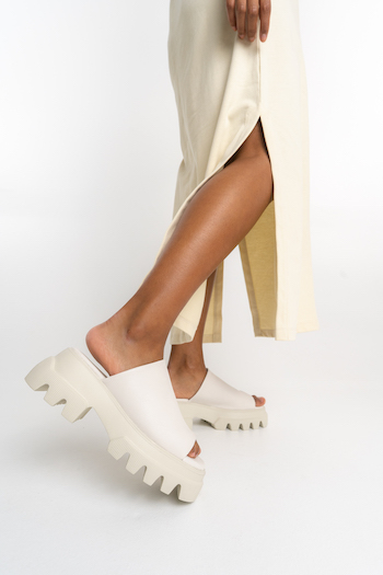 CPH231 in vitello eggshell combined with a dress in off-white.
