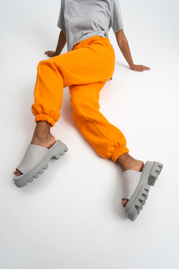 CPH231 in vitello light grey combined with a long neon orange sweatpants and a light grey t-shirt.