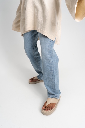 CPH7779 in nappa cake combined with a light denim baggy and a oversized sweatshirt in beige.