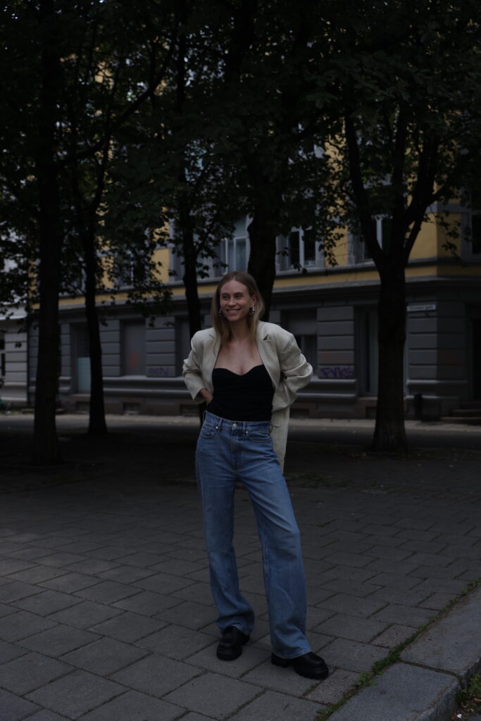 @tineandreaa styled the CPH226 vitello matt black with a basic denim trousers, cute black top and a beige oversized blazer.