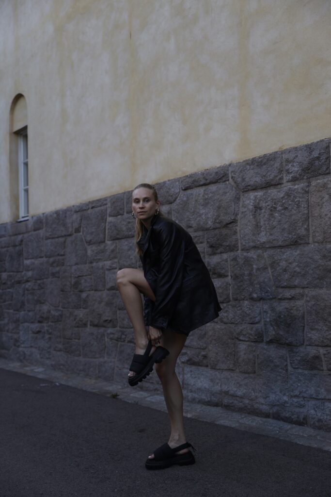 @tineandreaa styled her CPH229 nylon black with a classy look of leather shorts, leather blazer and a basic white top.