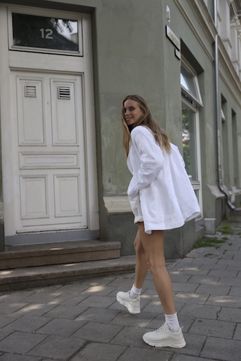 @tineandreaa styled the CPH40 vitello matt marble in an all-white look, with light shorts, top and elegant blazer. 