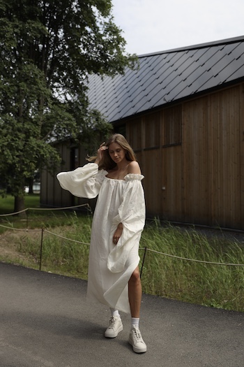 @tineandreaa styled her CPH517 vitello marble with a white maxi dress that matches the color of the sneaker. She also added matching white socks.