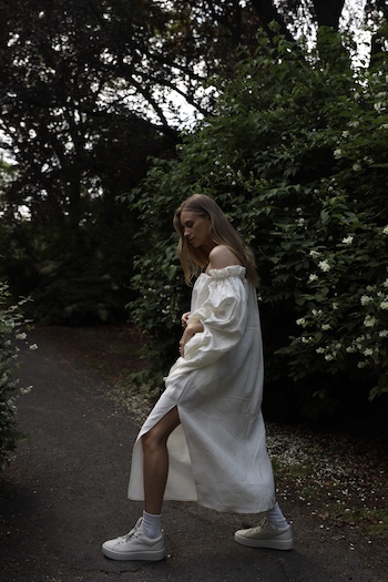 @tineandreaa styled her CPH517 vitello marble with a white maxi dress that matches the color of the sneaker. She also added matching white socks.