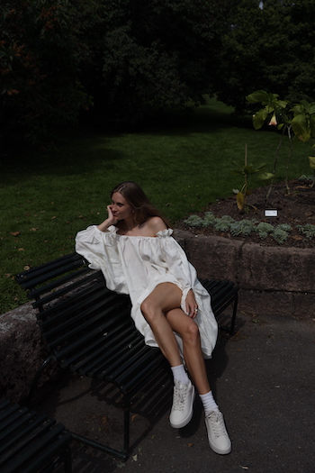 @tineandreaa styled her CPH517 vitello marble with a white maxi dress that matches the color of the sneaker. She also added matching white socks.