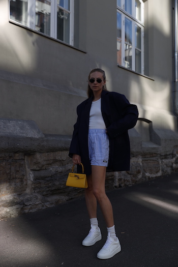 @tineandreaa combined a loose linen shorts, basic top, oversized blazer, cool accessories and the CPH71 vitello white.