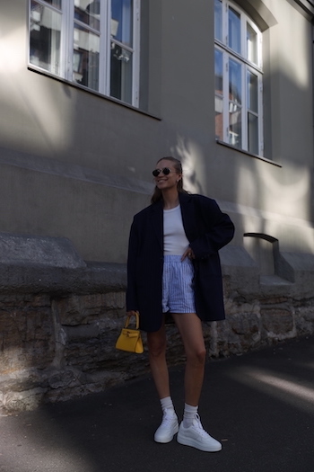 @tineandreaa combined a loose linen shorts, basic top, oversized blazer, cool accessories and the CPH71 vitello white.