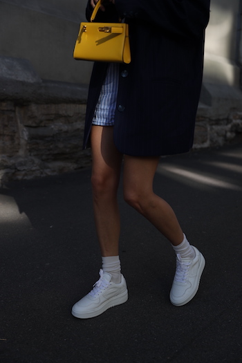@tineandreaa combined a loose linen shorts, basic top, oversized blazer, cool accessories and the CPH71 vitello white.