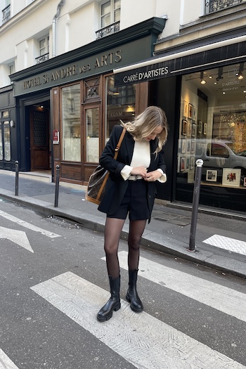 @louisatheresa chose the CPH500 vitello black to combined it with a black shorts, white top and a black blazer. 