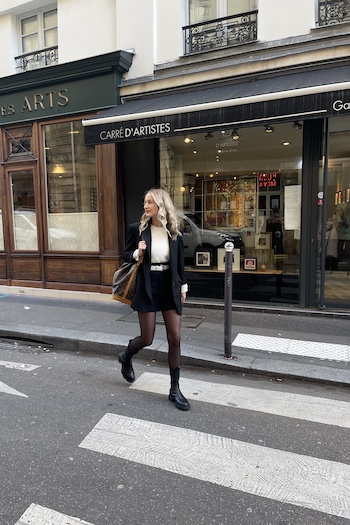 @louisatheresa chose the CPH500 vitello black to combined it with a black shorts, white top and a black blazer. 