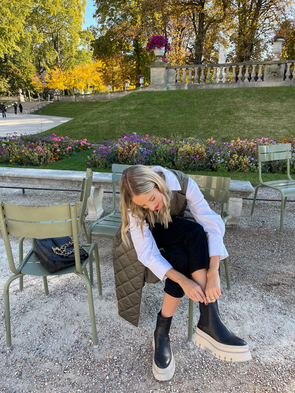 @louisatheresa chose the CPH686 vitello black/nature and combined it with a black trousers, white blouse and a quilted vest.