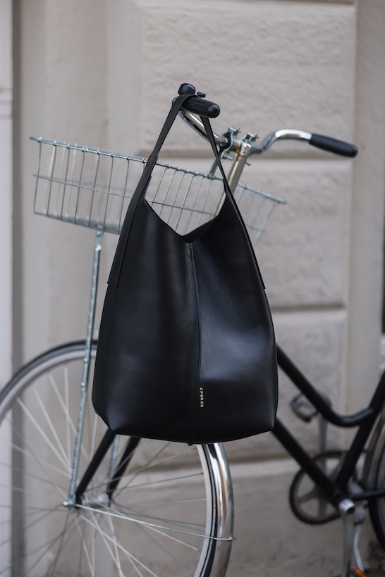Our CPH BAG 1 in vitello black. The perfect everyday bag.