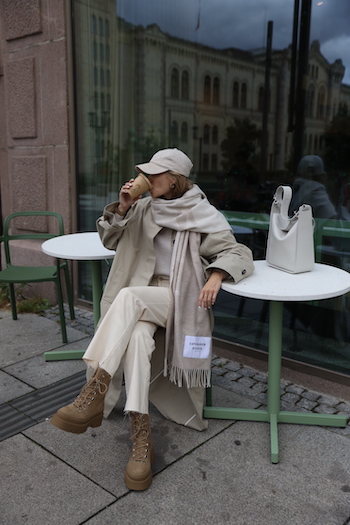 She combined the CPH SHAWL 1 wool mix beige to an all beige look. She wearing a beige cap, trousers, trench and the CPH639 nabuc taupe boots.