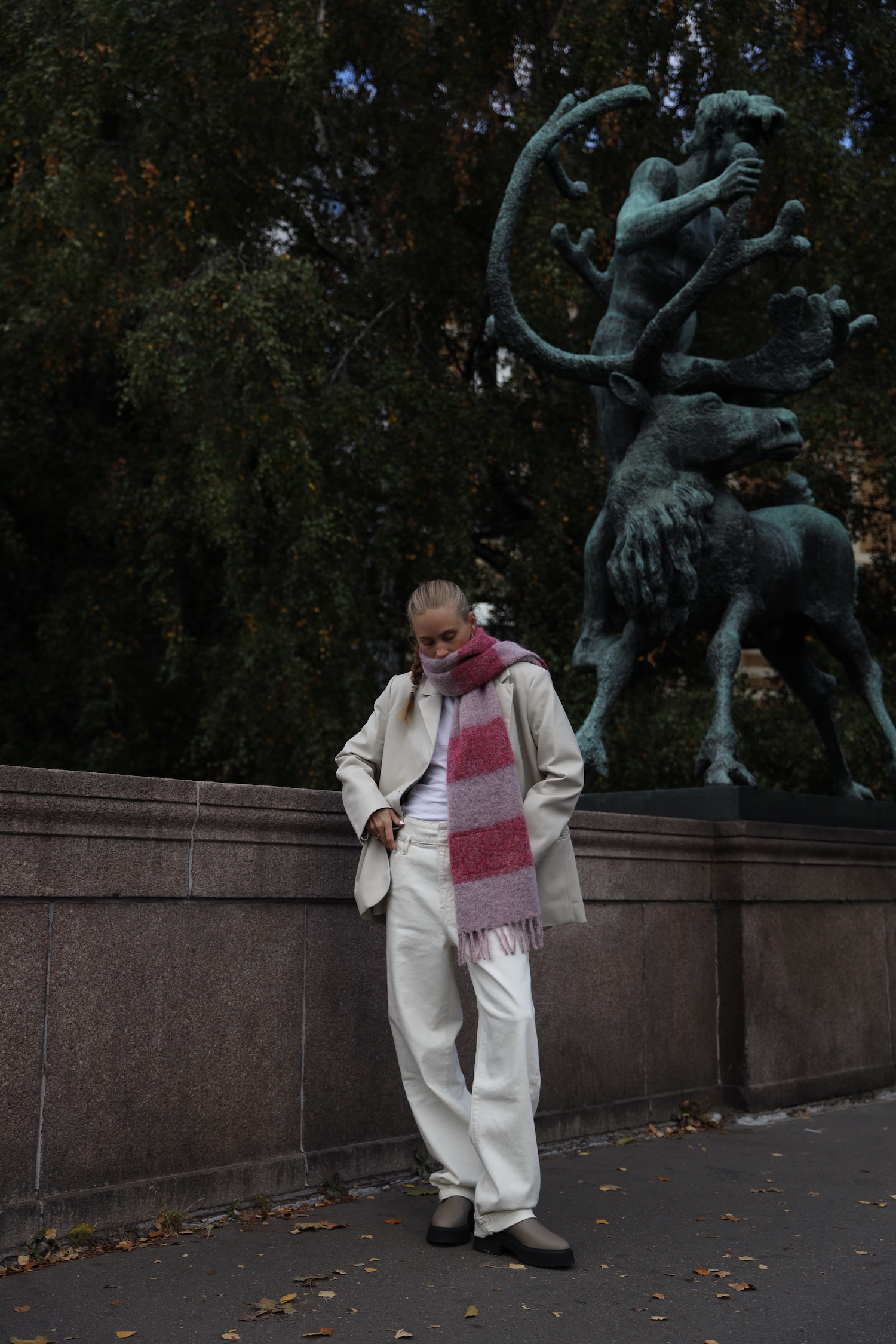 @tineandreaa standing in "Grunerløkka" in Oslo and wearing her CPH SHAWL 3 wool mix fuchsia in combination with a beige suit and her CPH683 vitello fango.