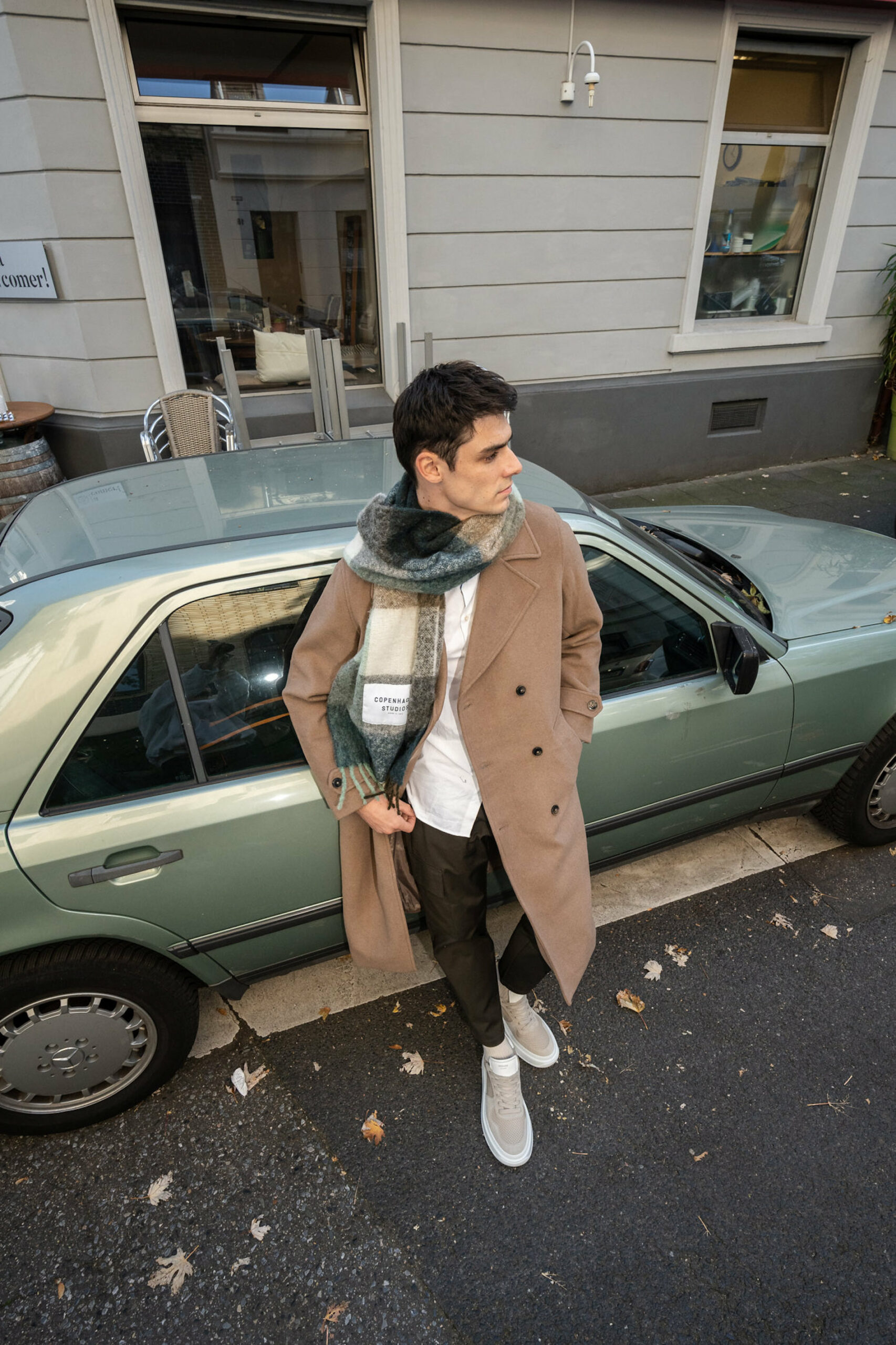Here is one of our favorite shots in which Rafael is wearing our CPH SHAWL2 wool mix green and the CPH71M leather mix nature in front of this very classy old-timer, that matched our accessories perfectly. 