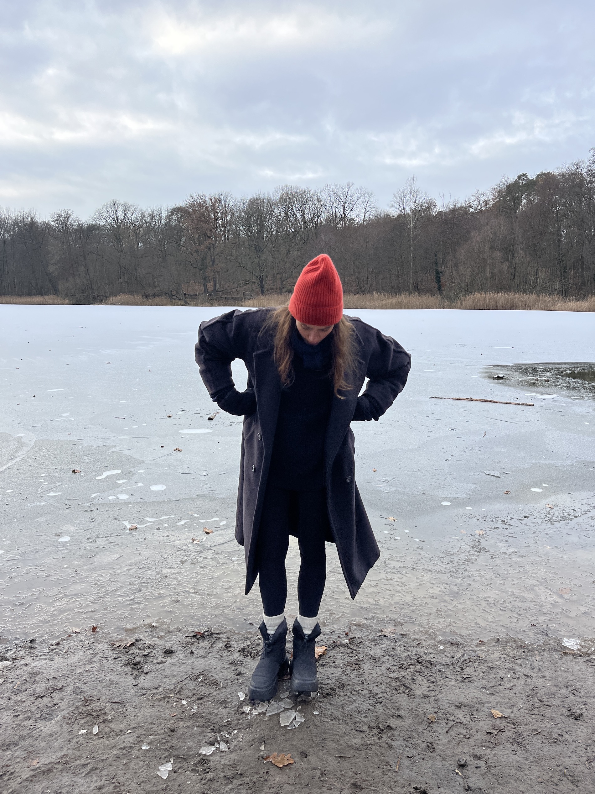 @isismarianiedecken went for a more decent look with some exciting highlights. She is wearing a combination of staples such as black leggings and a black longsleeve and finishes off her look with a dark blue cotton coat. The highlight of her appearance for sure is the unique boot, our CPH141 recycled nylon black.