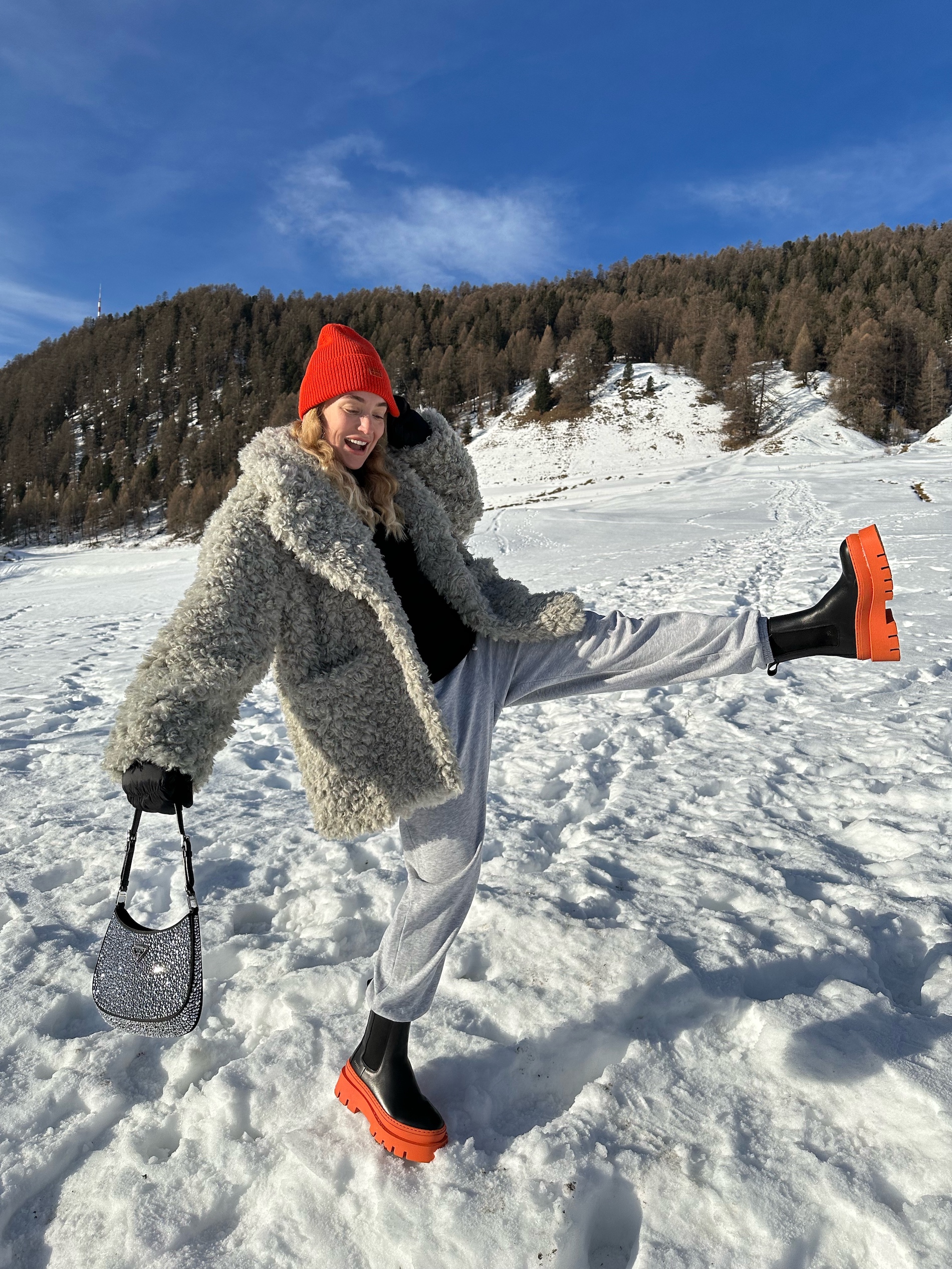 @sonialyson combined the CPH686 vitello black/orange with a cozy fake fur coat, a basic black shirt and comfortable joggers for a funny day in the snow.
