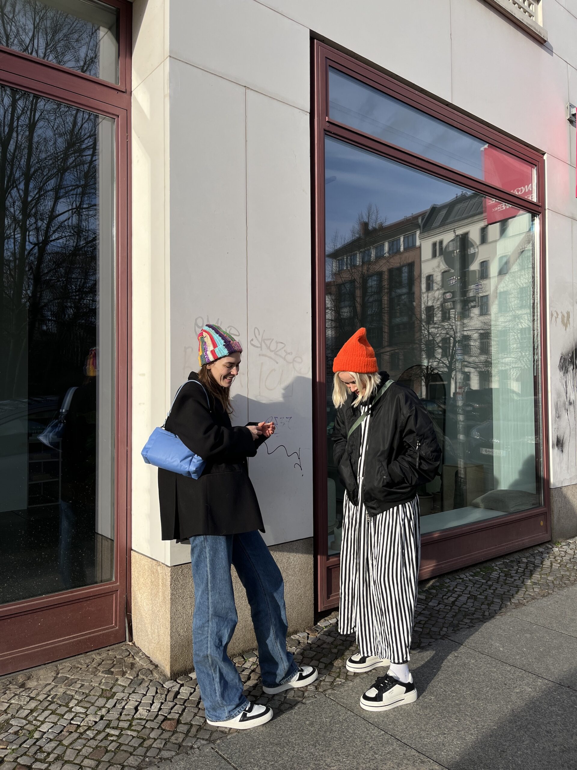 The German singer Mogloi and her Influencer friend Isismarianiedecken are happily standing together in front of a house. 
They are both wearing two of our new sneaker styles such as the CPH181 leather mix black/creme beige. And the CPH264 vitello black/white. 