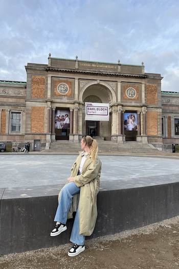 Maria is now sitting in front of the Statens Museum in Copenhagen.