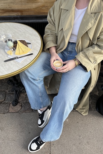The young content creator @mariadjonsson is wearing our season favourite, the CPH181 leather mix black/cream beige sitting in front of a nice cafe. The Cafe is called Studio X Kitchen and a real hot-spot in Copenhagen, Denmarks beautiful capital. She is enjoying a traditional danish breakfast, rye bread with cheese and a boiled egg with coffee.