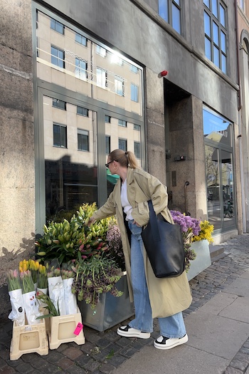 The young content creator mariadjonsson from Copenhagen, Denmark shows us around her favorite spots in Denmarks beautiful capital. Here she is standing in front of gorgeous florist wearing our CPH Bag1 Vitello black paired with our CPH181 black/cream beige.