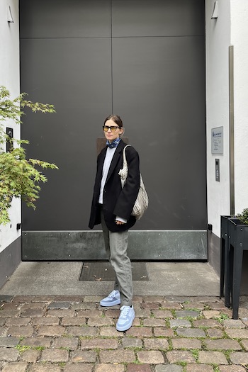 @isismarianiedecken combined CPH X LALA BERLIN leather mix cloud to an casual look with a khaki trousers and a black blazer. With some accessories like sunglasses and a cloud coloured scarf she completes the look.