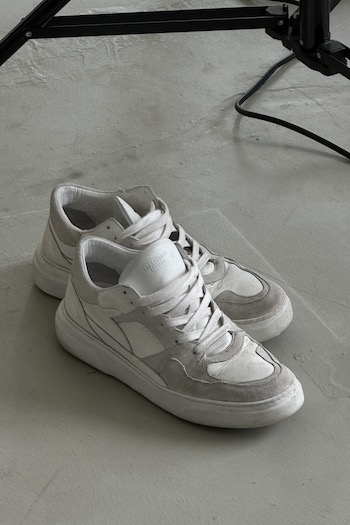 CPH111M leather mix light grey on set with Matthias Schweighöfer.