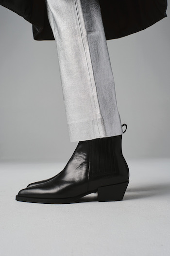 On the picture there is our new CPH244 in vitello black.